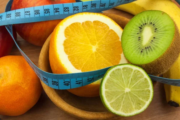 Verduras y frutas en una mesa de madera. Concepto de dieta. Comida saludable. Dieta de alimentos crudos. Pérdida de peso y dieta saludable . —  Fotos de Stock