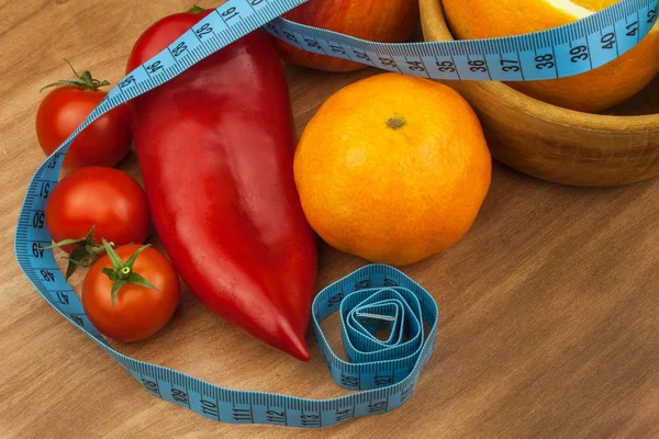 Verdure e frutta su un tavolo di legno. Il concetto di dieta. Cibo sano. Dieta cruda. Perdita di peso e dieta sana . — Foto Stock