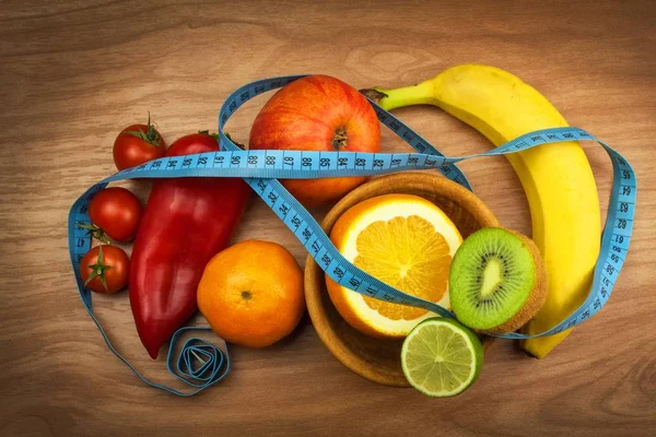 야채 그리고 과일 나무 테이블에. 다이어트 개념입니다. 건강 한 음식입니다. 원시 음식 다이어트입니다. 체중 감소와 건강 한 다이어트. — 스톡 사진