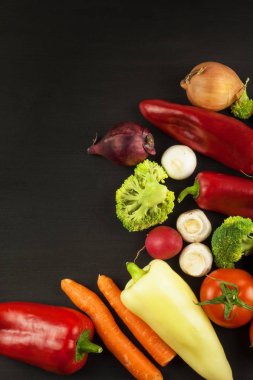 Ahşap bir masa üzerinde taze hasat organik sebze. Antika ahşap arka plan - sonbahar hasat sebze. Kırsal natürmort yukarıdan serbest metin alanı ile.