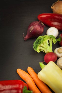 Ahşap bir masa üzerinde taze hasat organik sebze. Antika ahşap arka plan - sonbahar hasat sebze. Kırsal natürmort yukarıdan serbest metin alanı ile.