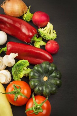 Ahşap bir masa üzerinde taze hasat organik sebze. Antika ahşap arka plan - sonbahar hasat sebze. Kırsal natürmort yukarıdan serbest metin alanı ile.