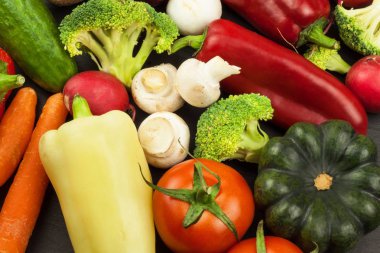 Ahşap bir masa üzerinde taze hasat organik sebze. Antika ahşap arka plan - sonbahar hasat sebze. Kırsal natürmort yukarıdan serbest metin alanı ile.