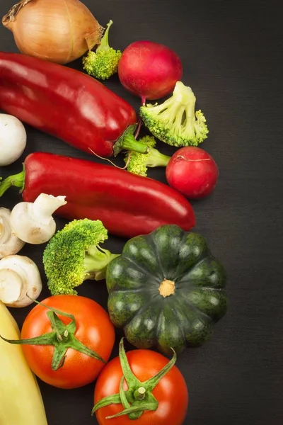 Ahşap bir masa üzerinde taze hasat organik sebze. Antika ahşap arka plan - sonbahar hasat sebze. Kırsal natürmort yukarıdan serbest metin alanı ile.