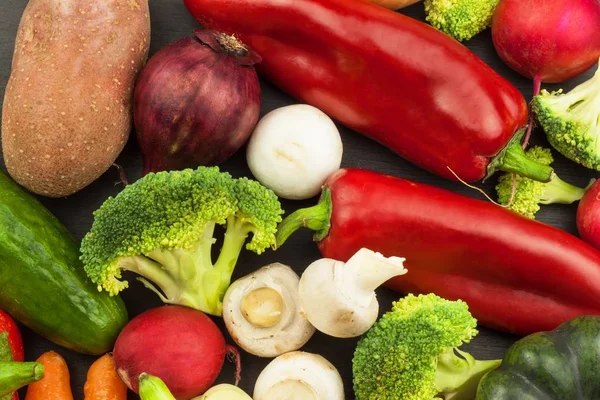 Verdure biologiche appena raccolte su un tavolo di legno. Verdure su fondo legno vintage - vendemmia autunnale. Natura morta rurale dall'alto con spazio di testo libero . — Foto Stock