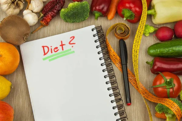 Färska ekologiska grönsaker på bordet. Kosthållning. Rå kost. Planerar en hälsosam kost. Dagbok av en dietplan. Jordbruksprodukter. — Stockfoto