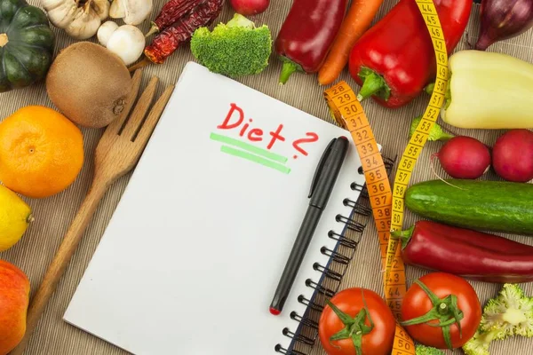 Свежие органические овощи на столе. Диетические блюда. Сырая диета. Планирование здоровой диеты. Дневник диеты. Продукция для сельского хозяйства . — стоковое фото