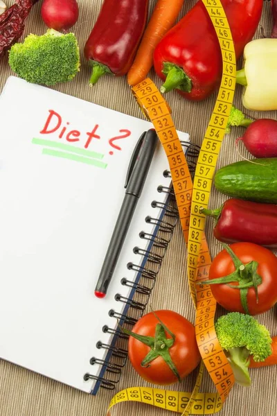 Färska ekologiska grönsaker på bordet. Kosthållning. Rå kost. Planerar en hälsosam kost. Dagbok av en dietplan. Jordbruksprodukter. — Stockfoto