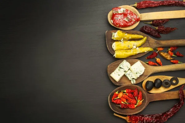 Ingredientes para barbacoa picante en la cuchara de madera. Chiles secos y pimientos picantes rellenos de queso. Delicadeza adecuada para carnes a la parrilla. Chiles y queso. Publicidad sobre delicias especiadas . — Foto de Stock