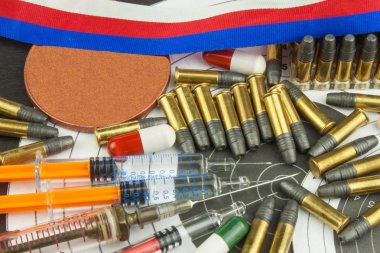 Şırınga ve madalya. Spor çekim doping. Spor için anabolik steroid kötüye. Aldatma Biatlon içinde. Biatlon - IBU Uluslararası Federasyonu. Mühimmat ve kazananlar madalya.
