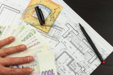 Bir ev inşa etmek için para. İpotek taksit. Geçerli çek banknotlar. Mimari Proje, mimari plan, teknik proje, inşaat planının bir parçası. 
