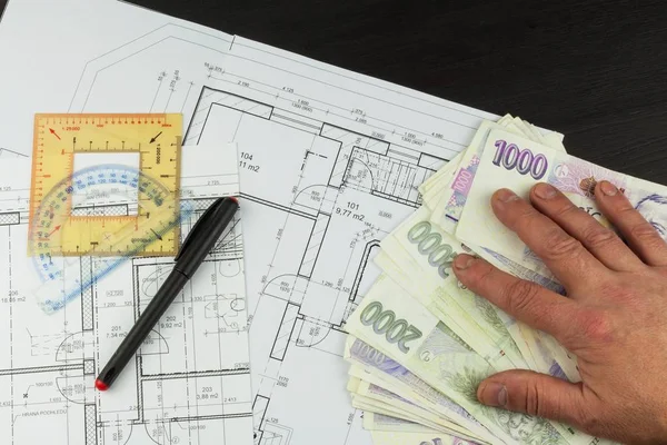 Geld für den Hausbau. Hypothekenraten. gültige tschechische Banknoten. Teil des Architekturprojekts, Architekturplan, technisches Projekt, Bauplan. — Stockfoto