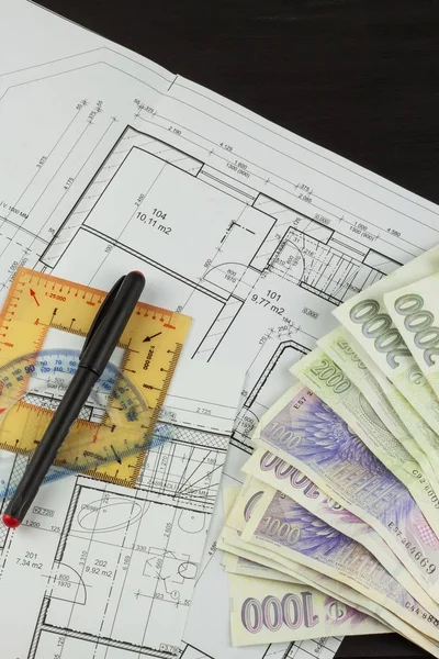 Geld für den Hausbau. Hypothekenraten. gültige tschechische Banknoten. Teil des Architekturprojekts, Architekturplan, technisches Projekt, Bauplan. — Stockfoto
