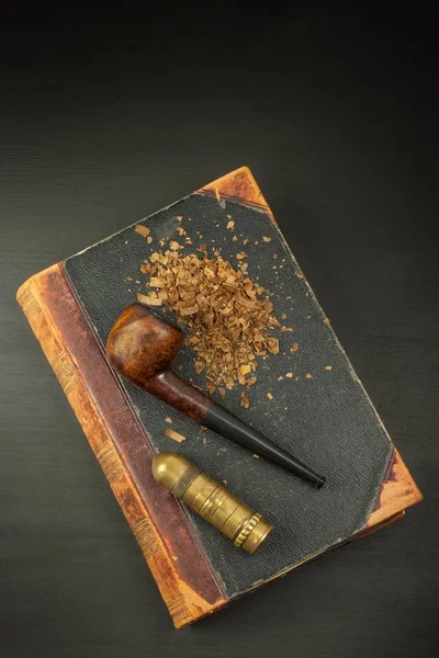 Smoking pipe and antique books. Tobacco pipe on ancient books. Relax by reading old books. Smoking. Risk of cancer. — Stock Photo, Image