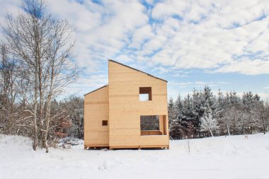 Karlı site ekolojik ev. Ormanda ahşap ev.