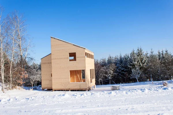 Karlı site ekolojik ev. Ormanda ahşap ev.