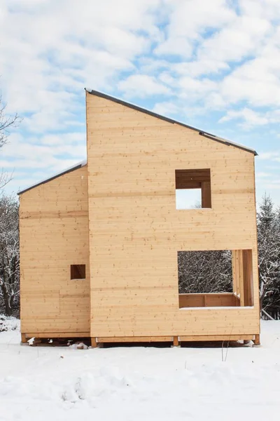 Karlı site ekolojik ev. Ormanda ahşap ev.