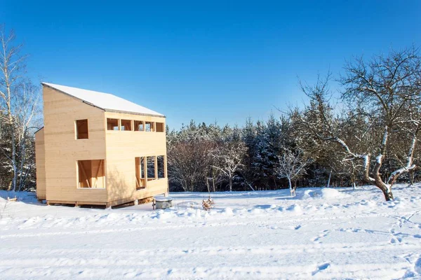 Karlı site ekolojik ev. Ormanda ahşap ev.