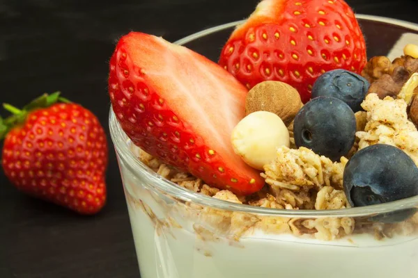 Bosbessen en havermout. Gezonde voeding voor kinderen. Yoghurt en fruit voor atleten. Dieet voeding. — Stockfoto