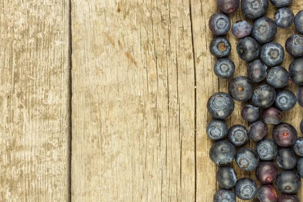 Färska blåbär på gamla träbord. Läxor marmelad. Frisk skog frukt. Näring för idrottare. — Stockfoto