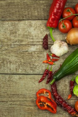 Eski ahşap masa taze sebze. Vejetaryen Gıda Hazırlama. Diyet yiyecek. Sebze satışı.