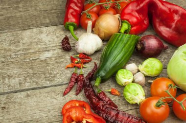 Eski ahşap masa taze sebze. Vejetaryen Gıda Hazırlama. Diyet yiyecek. Sebze satışı.