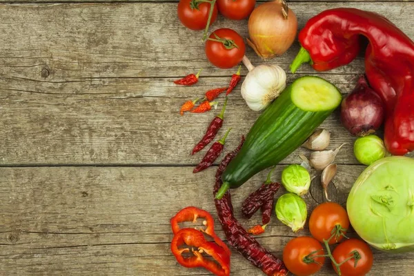 Verdure fresche su un vecchio tavolo di legno. Preparare cibo vegetariano. Cibo dietetico. Vendite di ortaggi . — Foto Stock