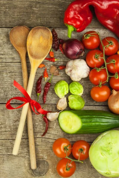 Verdure fresche su un vecchio tavolo di legno. Preparare cibo vegetariano. Cibo dietetico. Vendite di ortaggi . — Foto Stock