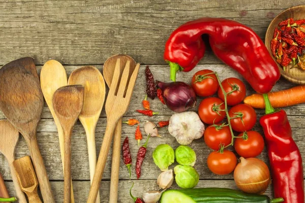 Fresh vegetables on an old wooden table. Preparing vegetarian food. Diet Food. Sales of vegetables. — Stock Photo, Image