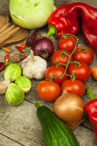 Verdure fresche su un vecchio tavolo di legno. Preparare cibo vegetariano. Cibo dietetico. Vendite di ortaggi . — Foto Stock