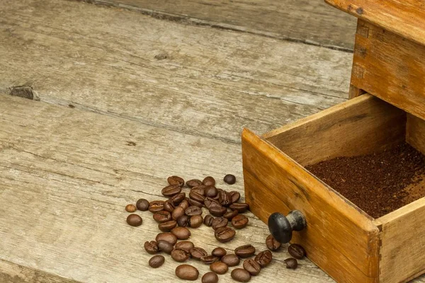 Старая деревянная кофемолка на деревянном столе. Домашний горячий кофе. Реклама на продажу кофе . — стоковое фото