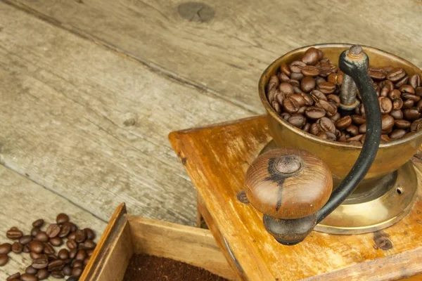 Старая деревянная кофемолка на деревянном столе. Домашний горячий кофе. Реклама на продажу кофе . — стоковое фото