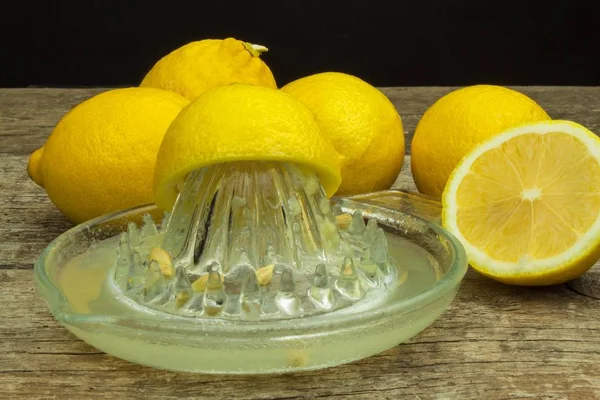 Citron, citrusové plody. Čerstvé a šťavnaté citrony na starý dřevěný stůl. Tropické ovoce, které jsou plné vitaminu c. — Stock fotografie