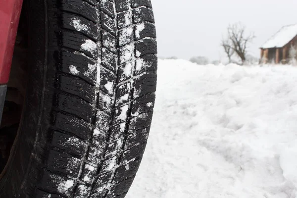 눈 덮인도의 겨울 타이어 겨울 타이어의 샘플의 상세 보기. — 스톡 사진