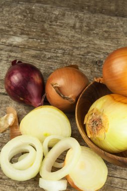 Taze soğan eski ahşap masa. Yiyecek hazırlama. Soğan Dilimleme.