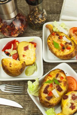 Ahşap bir masa üzerinde doldurulmuş fırında patates. Sağlıklı gıda. Ev ödevi akşam yemeği.