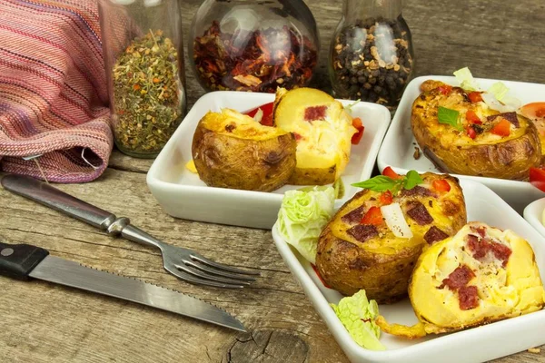 Las patatas rellenas cocidas sobre la mesa de madera. Comida saludable. Cena de deberes . —  Fotos de Stock