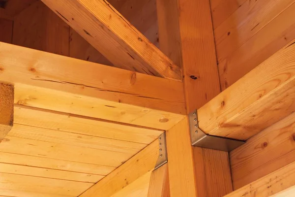 Wooden beams on the construction of ecological buildings. Construction site timber construction. — Stock Photo, Image