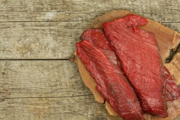 Bersiap untuk memanggang. Daging mentah di papan kayu. Steak PR . — Stok Foto