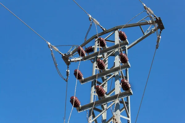 Distribución de energía eléctrica. Columnas líneas eléctricas de alto voltaje. Producción de energía . — Foto de Stock