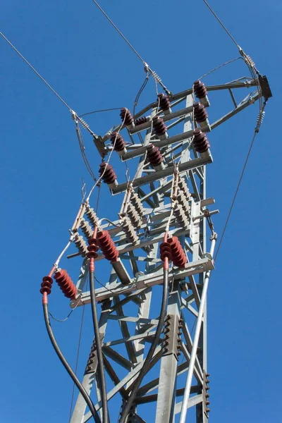 Distribución de energía eléctrica. Columnas líneas eléctricas de alto voltaje. Producción de energía . —  Fotos de Stock
