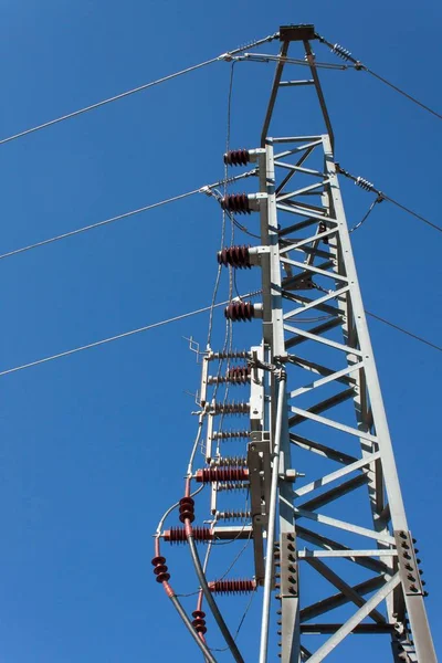 Distribución de energía eléctrica. Columnas líneas eléctricas de alto voltaje. Producción de energía . —  Fotos de Stock