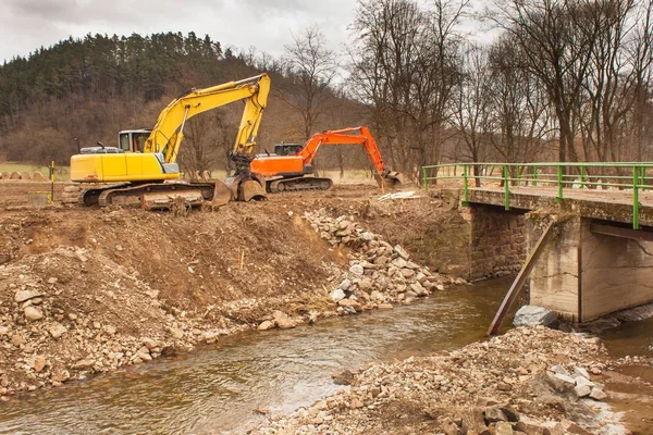 Flood adjustments river. Work on the riverbed. Excavator on the work to strengthen the shoreline of the river. — Stock Photo, Image