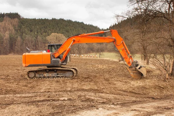 Flood adjustments river. Work on the riverbed. Excavator on the work to strengthen the shoreline of the river. — Stock Photo, Image