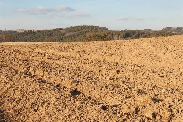 Gepflügtes Feld auf dem Land in der Tschechischen Republik. die Feder funktioniert auf dem Feld. Ackerland. — Stockfoto