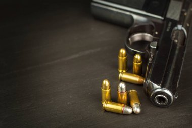 Silah taşıma hakkı. Silahların kontrolü. Silah üzerinde ayrıntı. Metin için yer. Ateşli silah satışı.