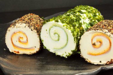 Baharatlı peynir. Ev ödevi peynir yemek için. Peynir ve baharat. Satılık reklam.