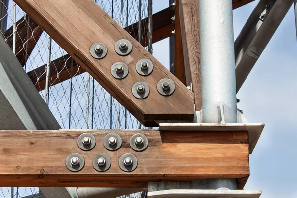 Ξύλινα δοκάρια με βίδες στη δομή. Συναρμολόγηση και σύνδεση ξύλινα δοκάρια. Λεπτομέρεια από το κτήριο συνδέσεων. Η κατασκευή του τον πύργο παρατήρησης. — Φωτογραφία Αρχείου