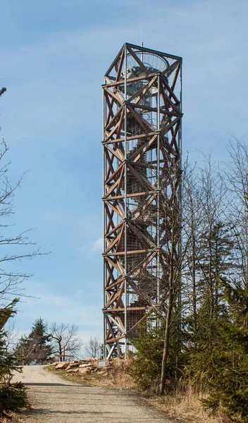Trebic, Чеська Республіка - 25 березня 2017: оглядовий башта на "Pekelny kopec" (Infernal hill) недалеко від міста Trebic. Побудований в 2014 році. Дерев'яні структури деревини у модрини з металевих елементів. Башта знаходиться 26,5 — стокове фото