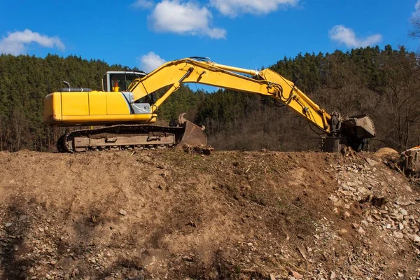 Excavator on the work to strengthen the shoreline of the river. — Stock Photo, Image